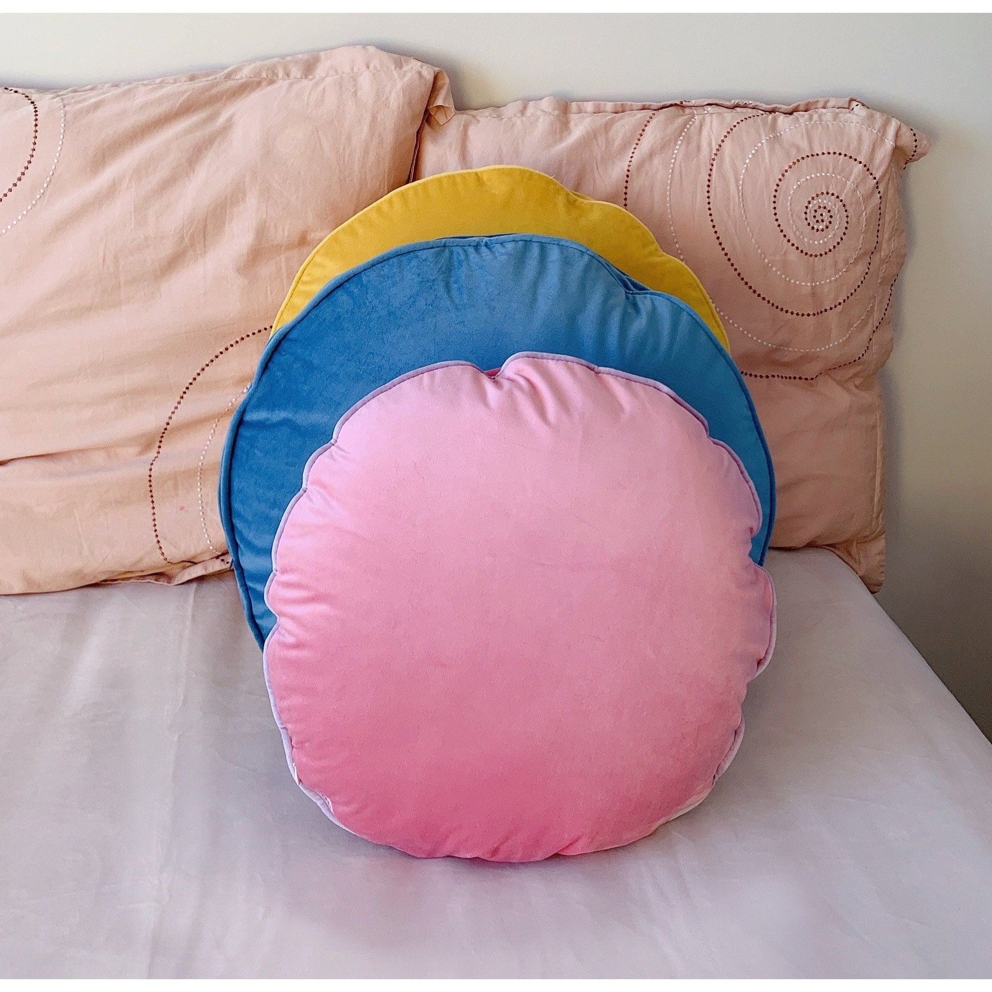 Pink circle online pillow